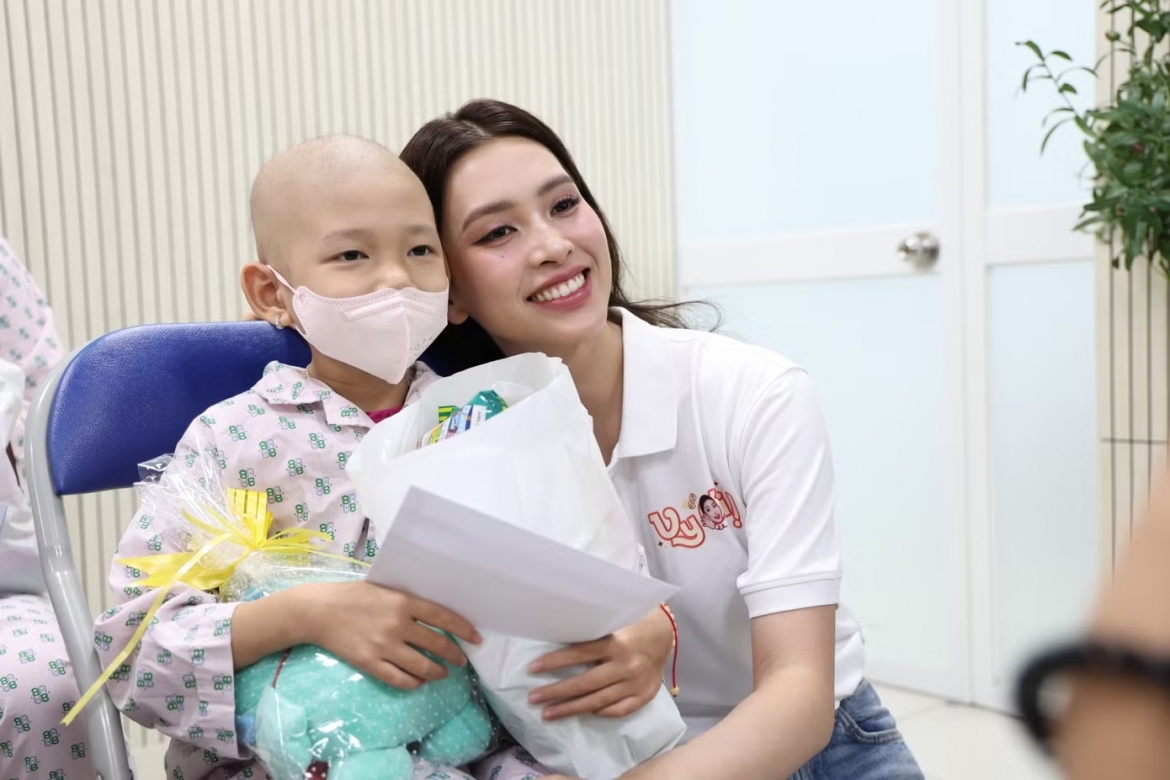 Hoa hậu Tiểu Vy hỗ trợ một phần chi phí điều trị cho một số trường hợp có hoàn cảnh khó khăn tại Bệnh viện Ung bướu TPHCM. Theo người đẹp, đây là cách cô chia sẻ phần nào gánh nặng tài chính với các gia đình bệnh nhi.