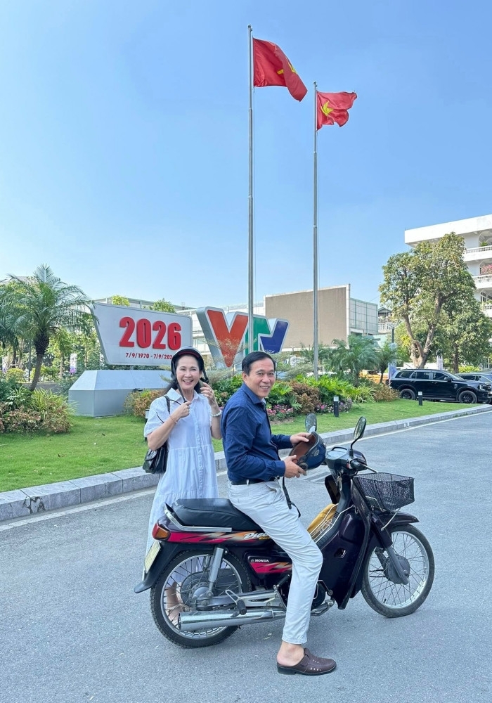 NSND Lan Hương dù nghỉ hưu vẫn tích cực hoạt động, được ông xã NSƯT Đỗ Kỷ đưa đón đến VTV làm việc.