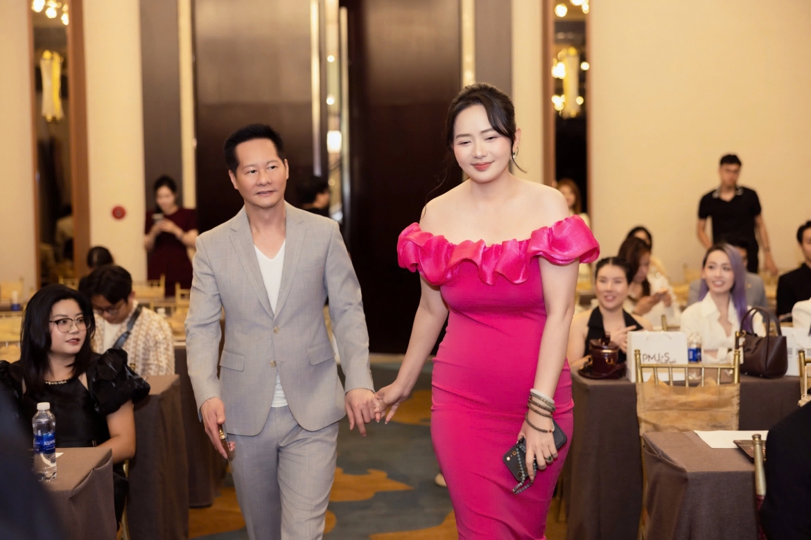 Phan Như Thảo mời chồng, doanh nhân Đức An, lên sân khấu giới thiệu với khán giả vì anh đến sự kiện nhưng chỉ đứng từ xa ủng hộ vợ. Cựu người mẫu, diễn viên cho biết chồng là điểm tựa vững chắc để cô tập trung xây dựng sự nghiệp kinh doanh sau khi dừng hoạt động showbiz.