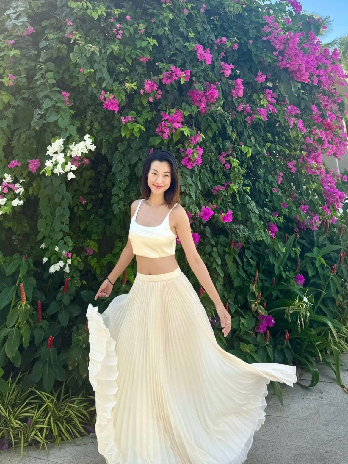 MC Hoàng Oanh diện crop top khoe eo thon khi đi nghỉ dưỡng.