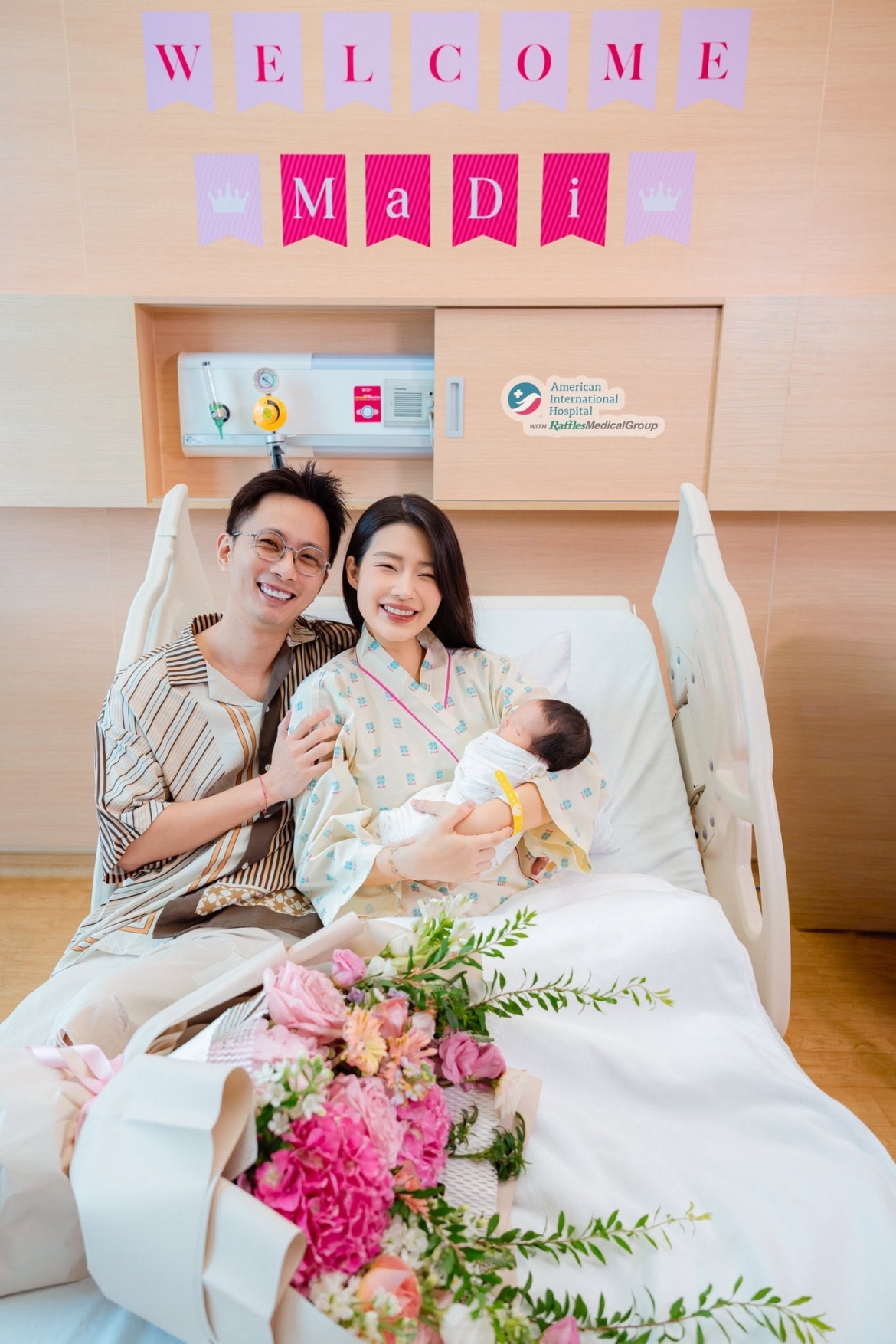 Sao Việt 8-6: Rapper Rhymastic đã hạnh phúc thông báo bà xã Thanh Huyền hạ sinh thành công con thứ 2 tại một bệnh viện quốc tế. Trong thời khắc vợ lâm bồn, anh luôn kề cận chăm sóc, động viên để nửa kia vững tinh thần.