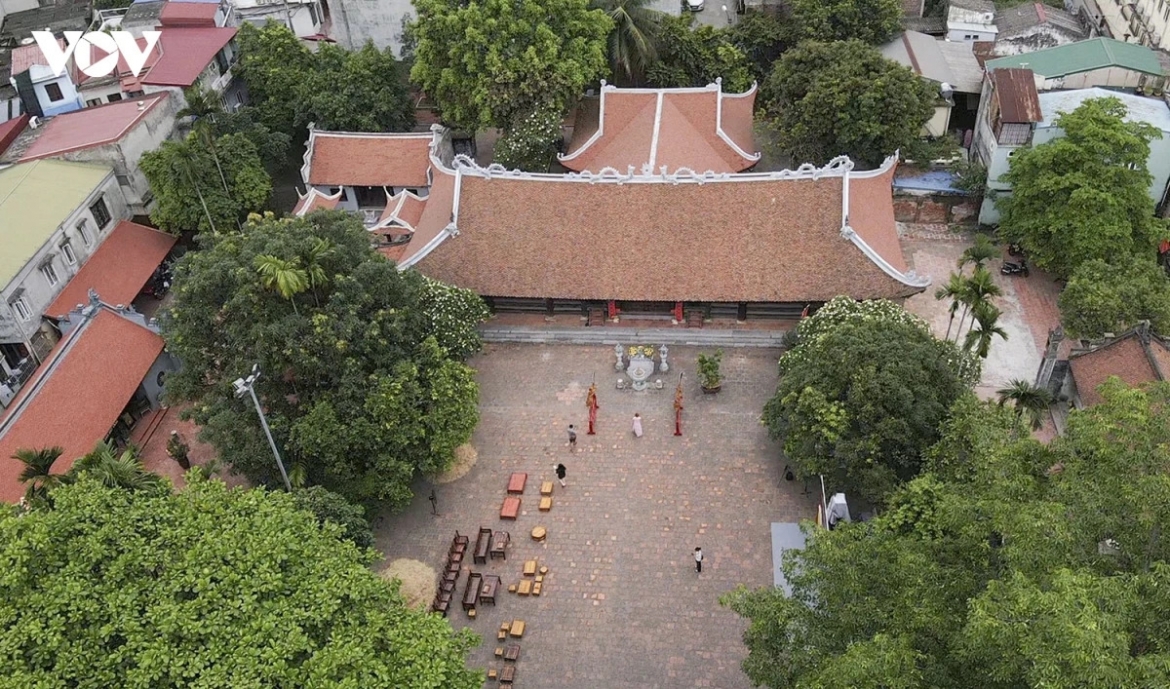Bên dưới những khu dân cư và công trình hiện đại vẫn tồn tại cấu trúc văn hóa làng bền bỉ qua nhiều thế hệ.