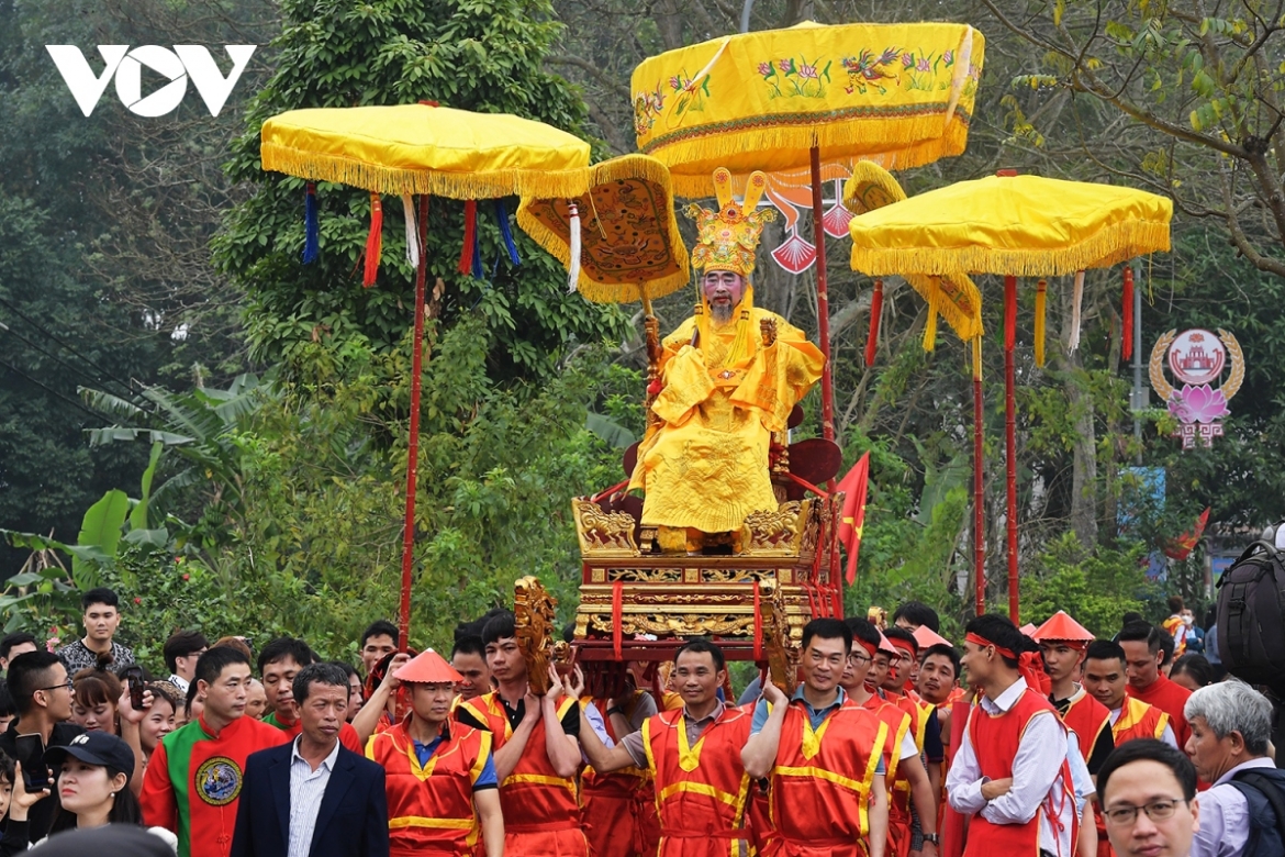 Nhiều làng cổ vẫn duy trì đình, chùa, lễ hội và nếp sống truyền thống dù đã nằm trong không gian đô thị hóa.