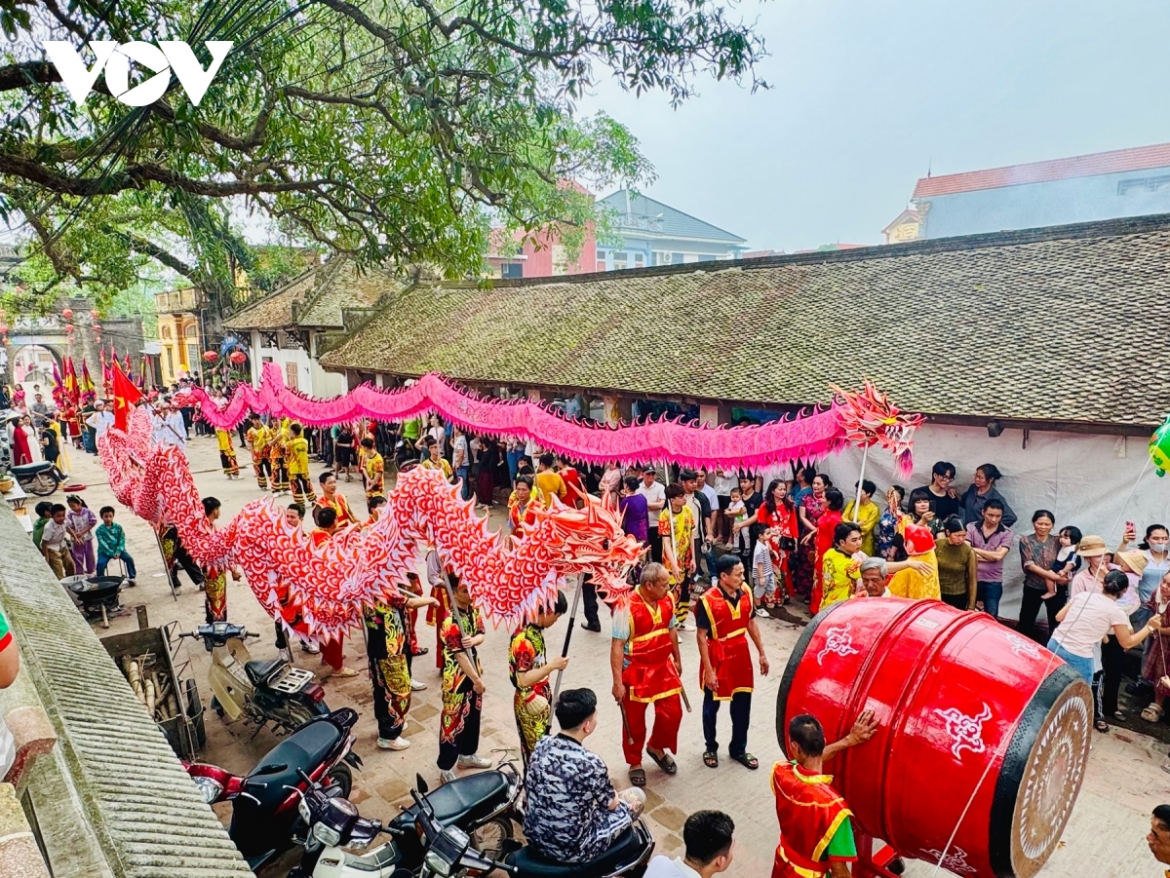 Các lễ hội, phong tục và không gian tín ngưỡng là những yếu tố góp phần tạo nên bản sắc riêng của mỗi cộng đồng làng xã.