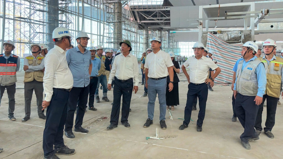 Bộ trưởng Bộ Xây dựng Trần Hồng Minh kiểm tra tiến độ sân bay Long Thành.
