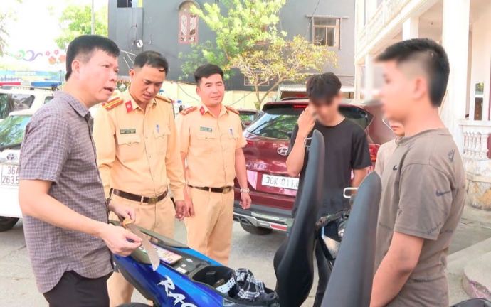 Không những điều khiển xe gắn máy vi phạm giao thông, nhóm thanh thiếu niên này còn mang theo các loại hung khí nguy hiểm.