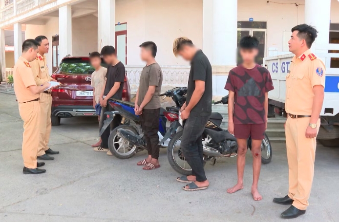 Các đối tượng tháo biển số xe để tránh sự phát hiện của lực lượng chức năng.