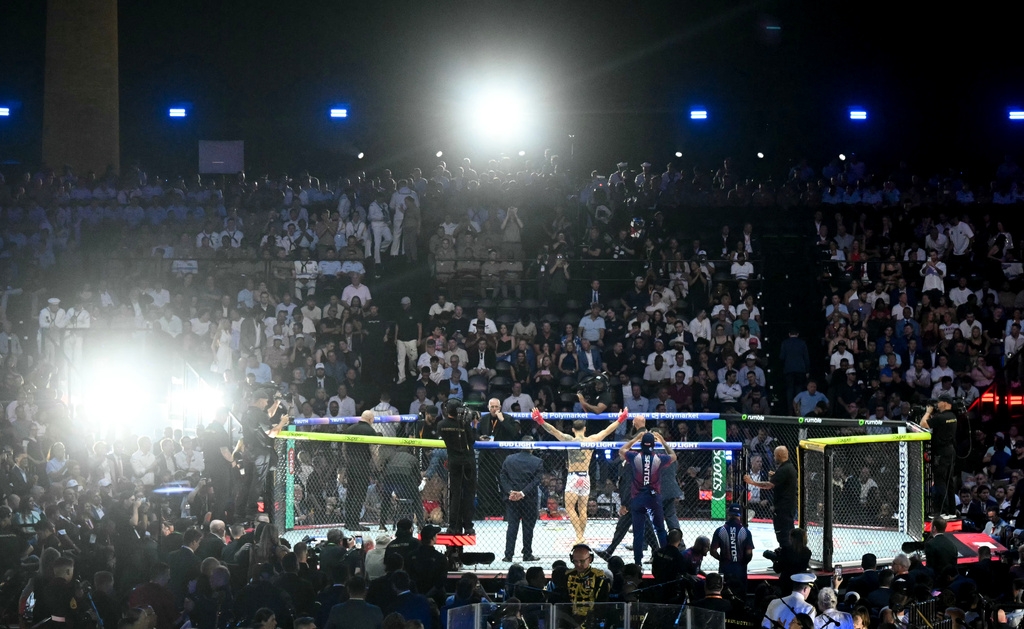 Khác với các sự kiện UFC thông thường, UFC Freedom 250 được tổ chức với quy mô lễ nghi đặc biệt. Chương trình bao gồm bảy trận đấu với sự tham gia của các võ sĩ nam.