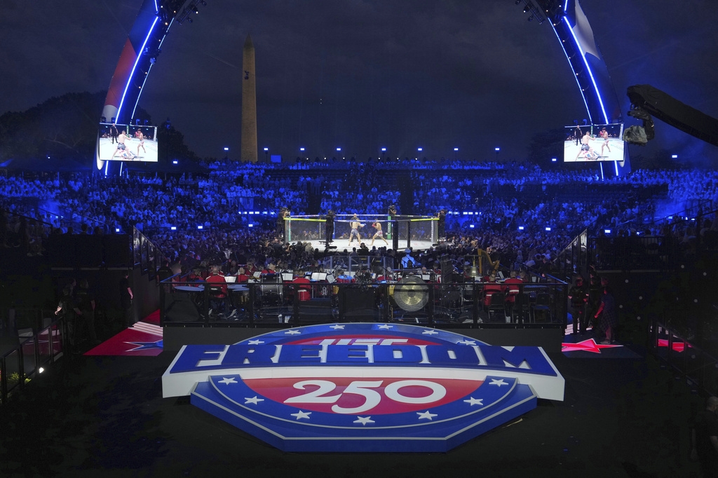 Hai võ sĩ hạng lông Diego Lopez và Steve Garcia trên võ đài trong trận đấu đầu tiên tại sự kiện UFC Freedom 250 trên bãi cỏ phía Nam của Nhà Trắng