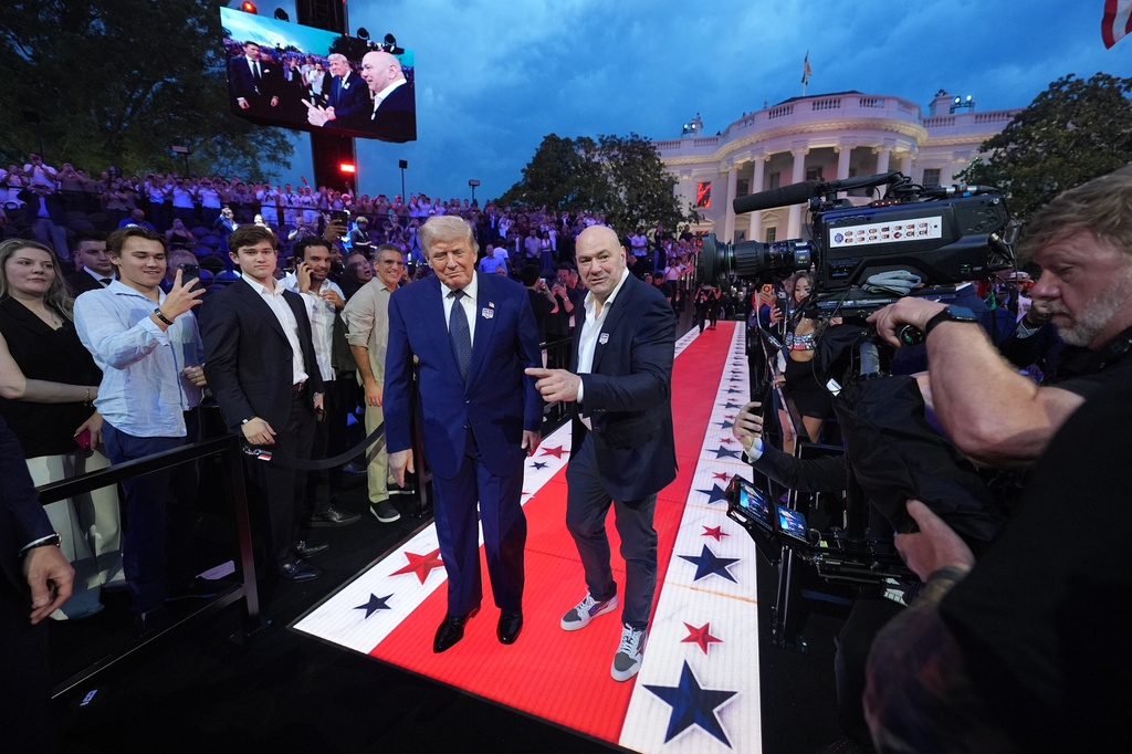 Tổng thống Mỹ Donald Trump cùng Chủ tịch UFC Dana White tham dự sự kiện võ thuật đặc biệt được tổ chức ngay trên bãi cỏ phía Nam khuôn viên Nhà Trắng.