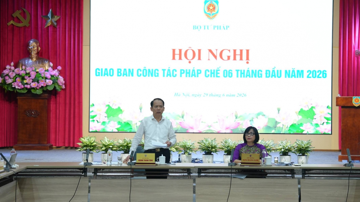 Bộ trưởng Bộ Tư pháp Hoàng Thanh Tùng chủ trì hội nghị.