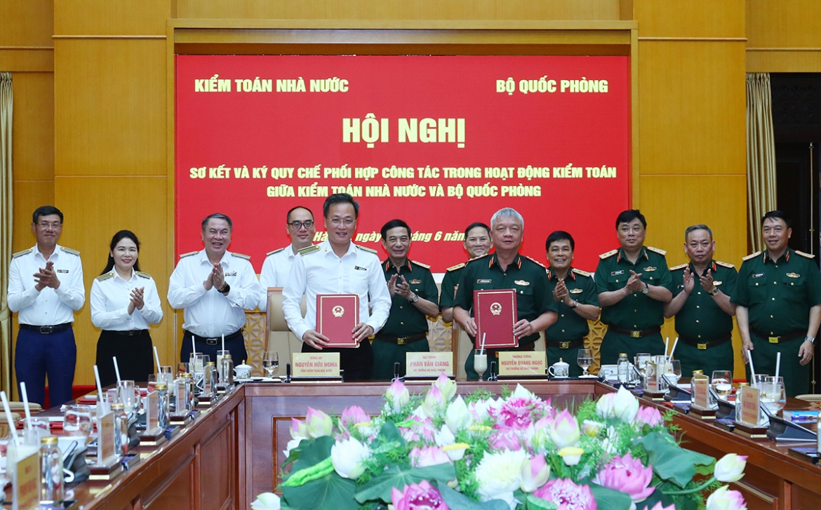 Thượng tướng Nguyễn Quang Ngọc và Tổng Kiểm toán Nhà nước Nguyễn Hữu Nghĩa ký kết Quy chế phối hợp.