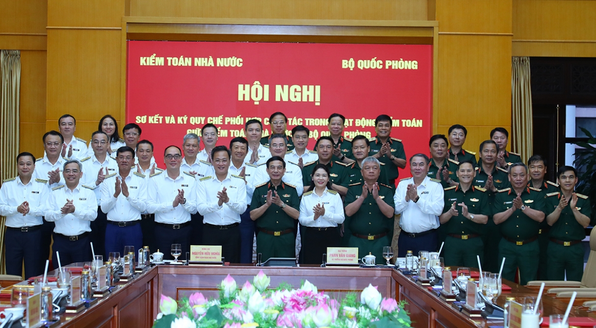 Đại tướng Phan Văn Giang và Tổng Kiểm toán Nhà nước Nguyễn Hữu Nghĩa chụp ảnh chung với các đại biểu.