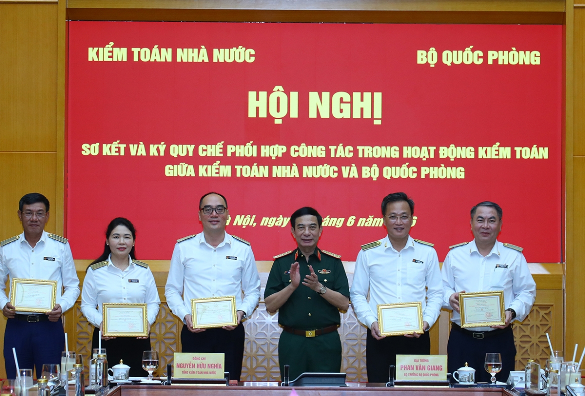 Đại tướng Phan Văn Giang trao Kỷ niệm chương "Vì sự nghiệp xây dựng Quân đội nhân dân Việt Nam" tặng các lãnh đạo Kiểm toán Nhà nước.