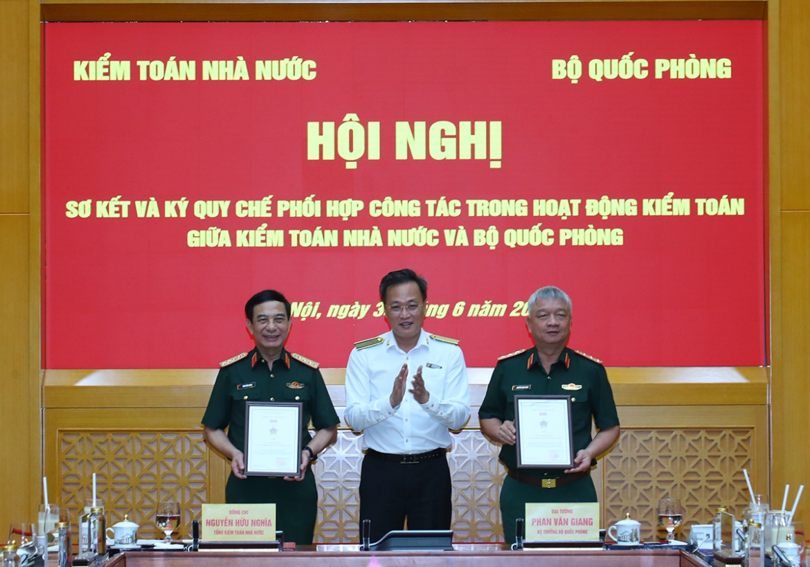 Tổng Kiểm toán Nhà nước Nguyễn Hữu Nghĩa trao Kỷ niệm chương "Vì sự nghiệp Kiểm toán Nhà nước" tặng Đại tướng Phan Văn Giang và Thượng tướng Nguyễn Quang Ngọc.