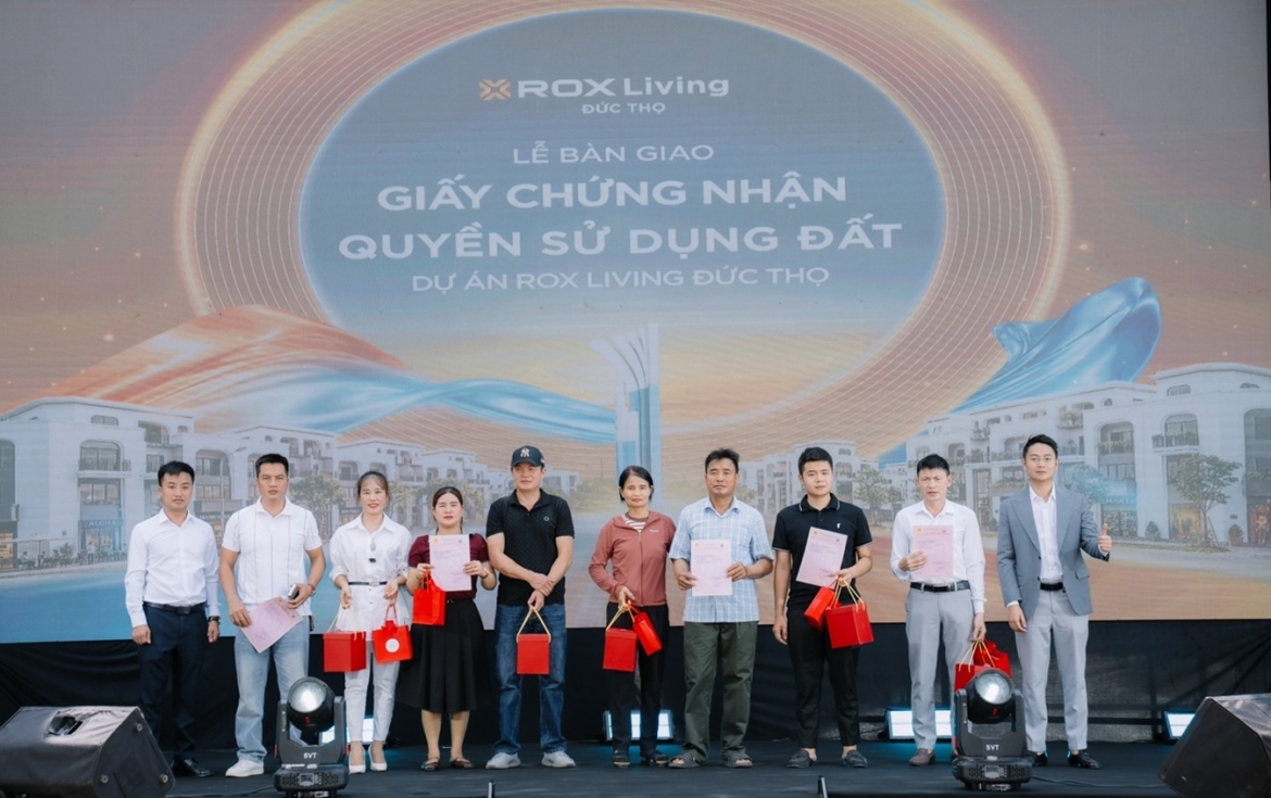 Đại diện CĐT trao sổ hồng cho những cư dân đầu tiên của dự án
