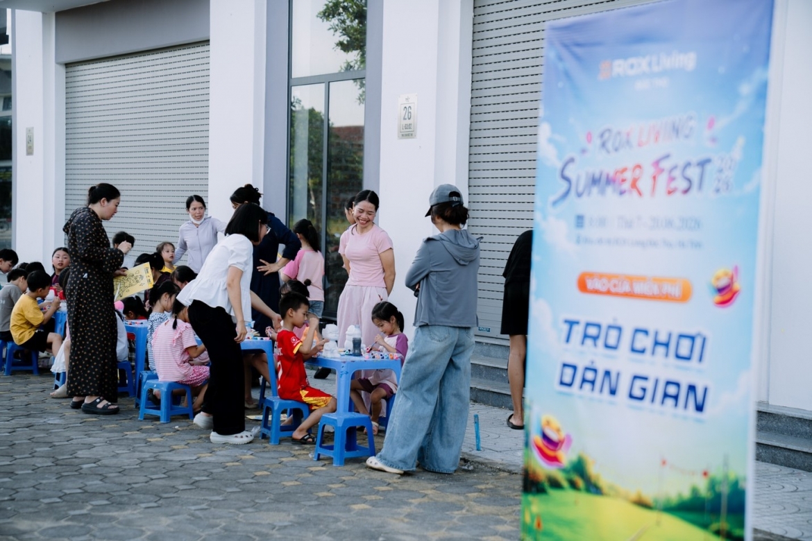 Các trạm game vận động ngoài trời và khu workshop thu hút đông đảo các em nhỏ tham gia xuyên suốt cả ngày