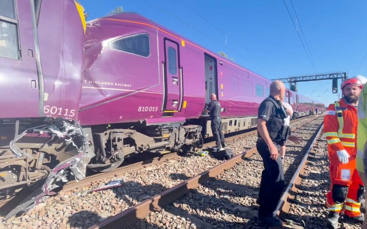 Hiện trường vụ 2 tàu hỏa đâm nhau ở Bắc London. Ảnh: Reuters.