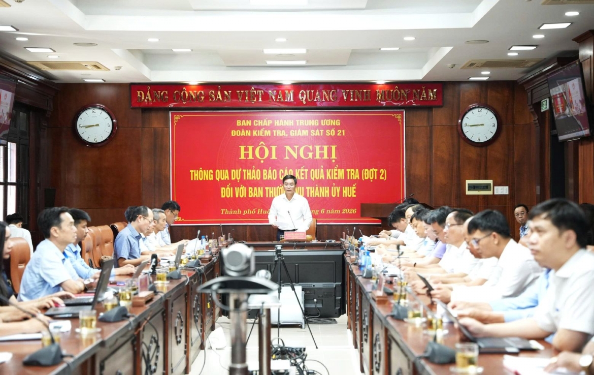 Ông Nguễn Đình Trung, Bí thư Thành ủy Huế báo cáo tại hội nghị trực tuyến 