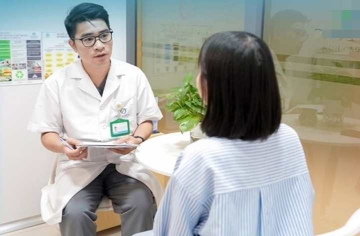 Bác sĩ Lân tư vấn cho người bệnh gặp vấn đề về tâm lý.