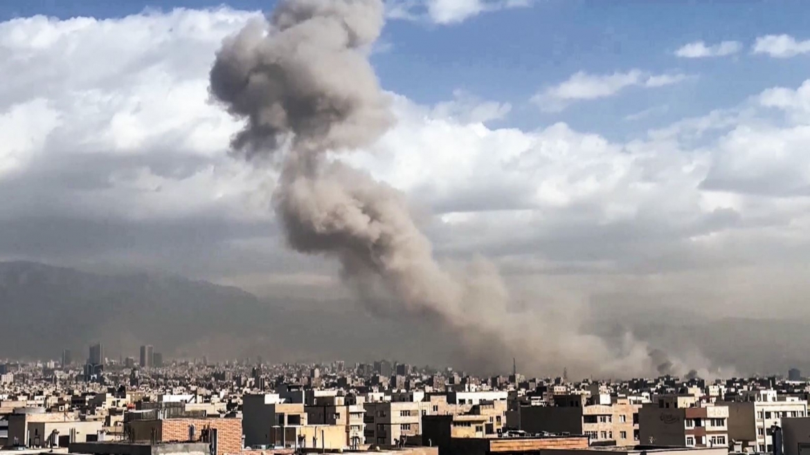 Khói bốc lên sau các vụ oanh tạc của lực lượng Mỹ - Israel nhằm vào Tehran (Iran) ngày 28/2/2026 (Ảnh: ANI/TTXVN)