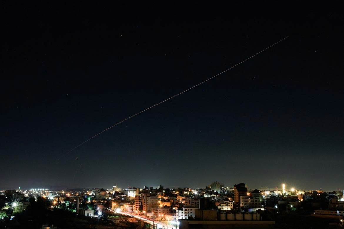 Tên lửa trên bầu trời Israel sau cuộc không kích của Iran (Ảnh: Reuters)