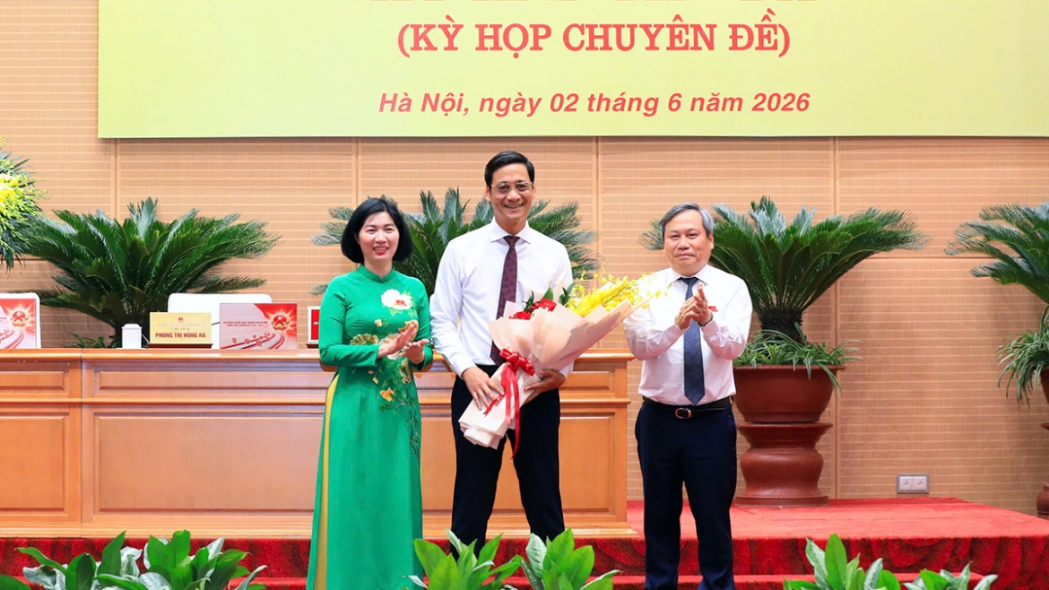 Lãnh đạo Hà Nội tặng hoa chúc mừng ông Lê Thành Nam