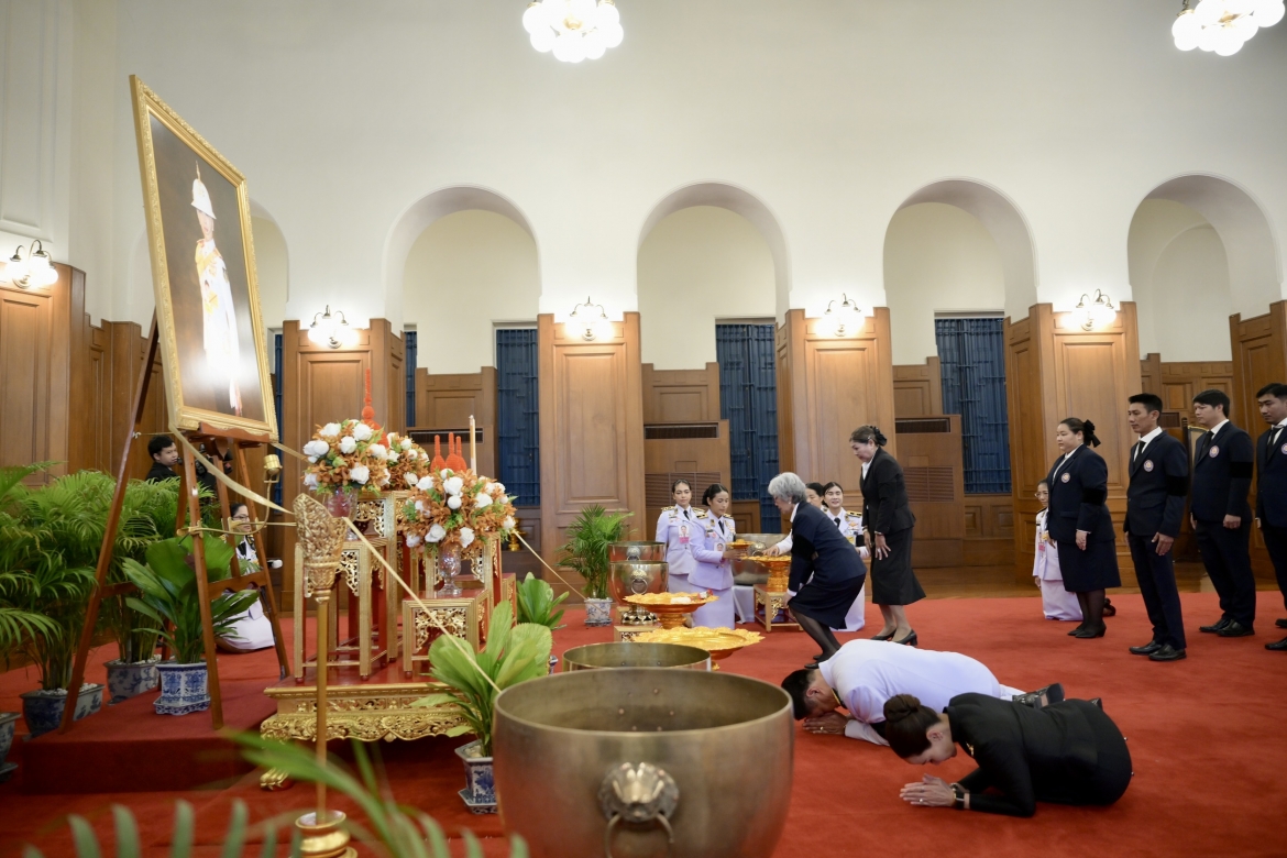 Theo thông báo từ Văn phòng Hoàng gia Thái Lan, bắt đầu từ ngày mai (14/6), Đại Cung điện Hoàng gia sẽ tiếp tục mở cửa đón người dân vào bái viếng và ký sổ tang chia buồn trong khung giờ từ 8h30 đến 16h00 hàng ngày. Toàn quốc sẽ để tang chính thức trong vòng 15 ngày. Ảnh: VP Thủ tướng Thái Lan