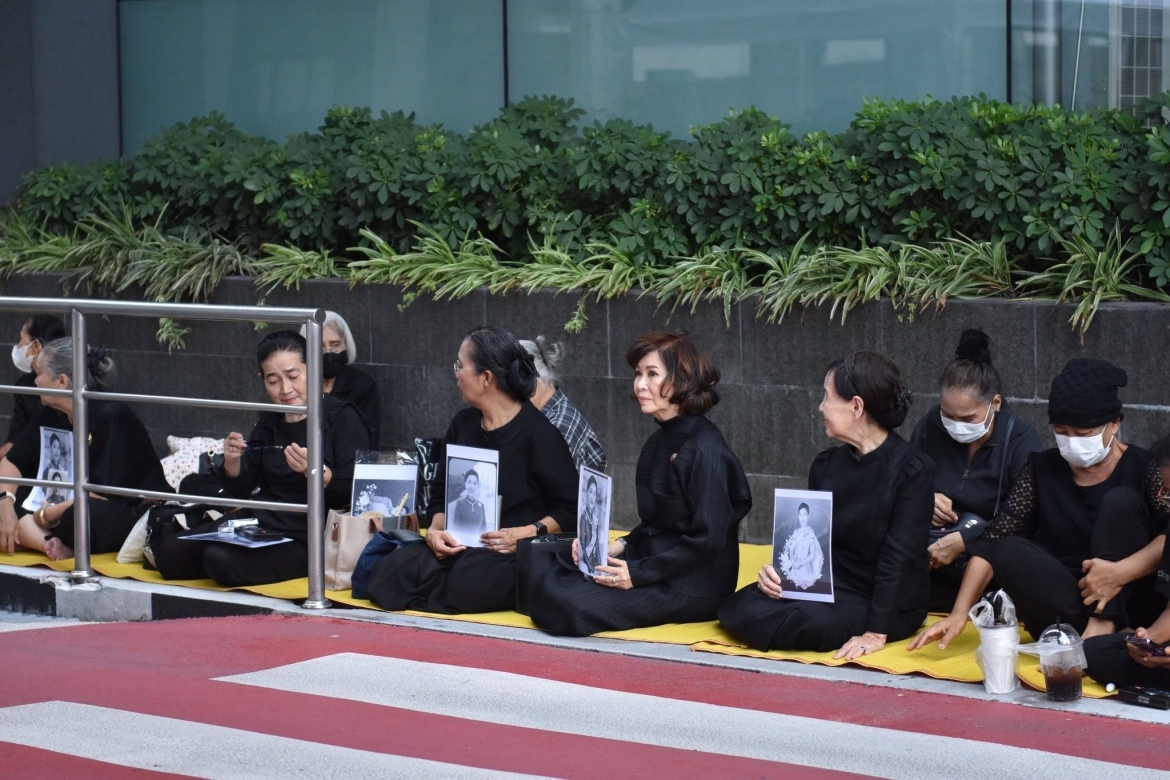 Người dân mang theo di ảnh Công chúa trong lúc chờ đợi lễ di quan từ Bệnh viện Tưởng niệm Chulalongkorn về Hoàng cung trong chiều 13/6/2026. Ảnh: PR Thai government