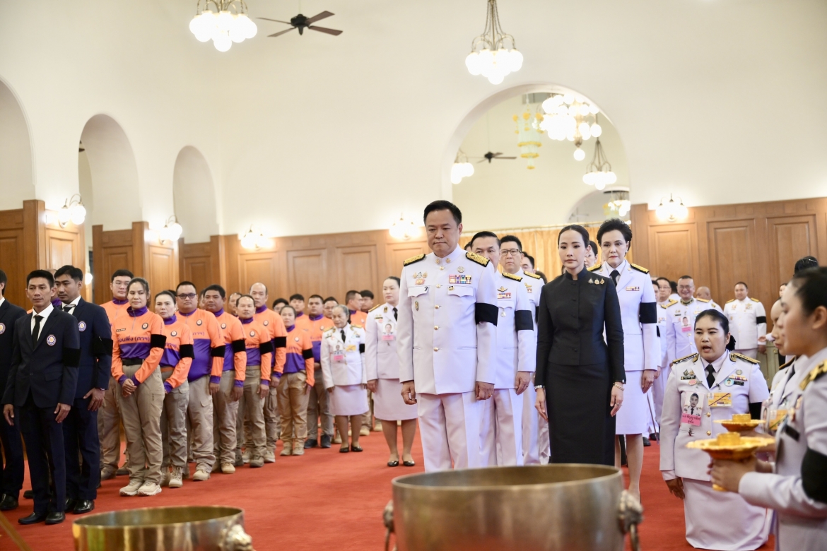Trước đó, vào lúc 8h30 sáng 13/6, Thủ tướng Anutin Charnvirakul cùng các thành viên Nội các Thái Lan đã tới Điện Sahathai Samakhom bên trong Đại Cung điện Hoàng gia để cử hành nghi lễ dâng nước tiễn biệt trang trọng trước di ảnh của Công chúa Bajrakitiyabha Narendira Debyavadi (Krom Luang Rajasarinisiripatchara Mahavajrarajathida). Ảnh: VP Thủ tướng Thái Lan