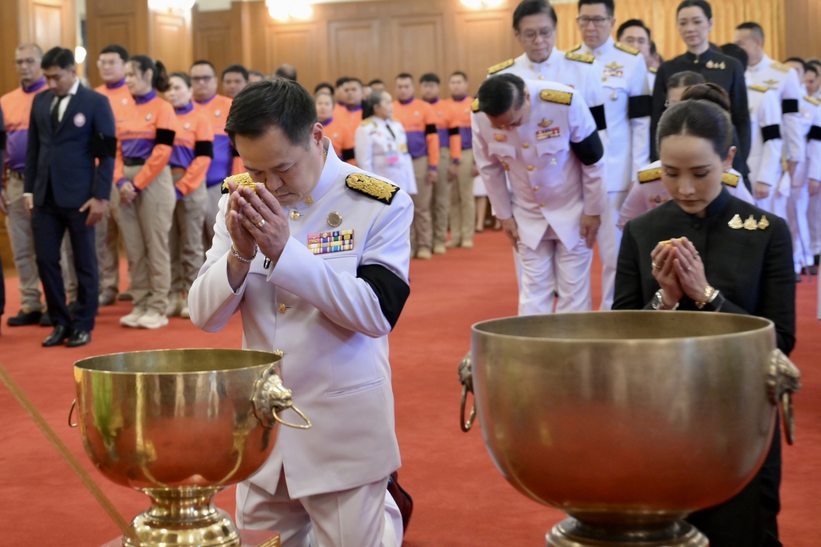 Nghi thức dâng nước tiễn biệt nằm trong chuỗi sự kiện mở đầu của Quốc tang và tang lễ Hoàng gia, cầu nguyện cho linh hồn người đã khuất được siêu thoát, an nghỉ bình yên. Ảnh: VP Thủ tướng Thái Lan