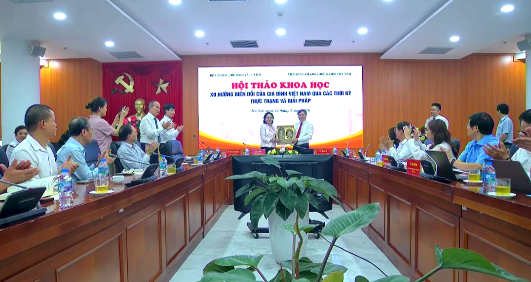 GS.TS Lê Văn Lợi, Chủ tịch Viện Hàn lâm Khoa học Xã hội Việt Nam tặng quà kỷ niệm cho Thứ trưởng Bộ VH-TT&amp;DL Trịnh Thị Thủy.