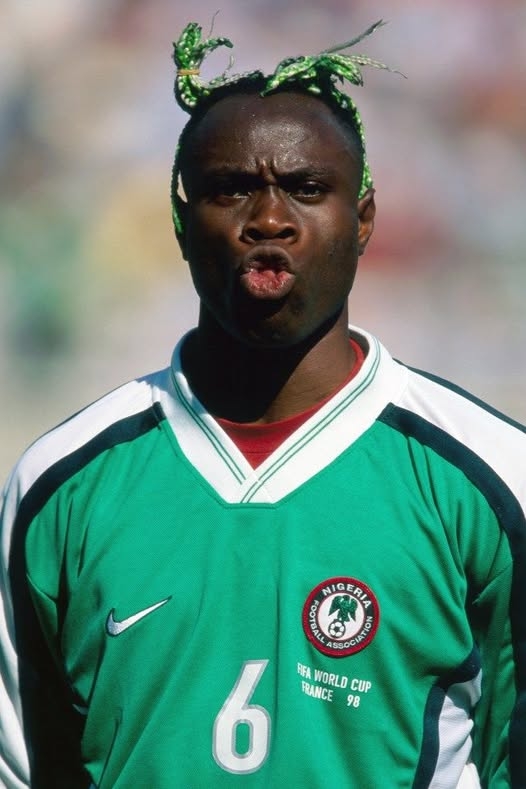 Taribo West gây ấn tượng mạnh tại World Cup 1998 với những bím tóc xanh lá độc đáo chưa từng có trên sân cỏ.