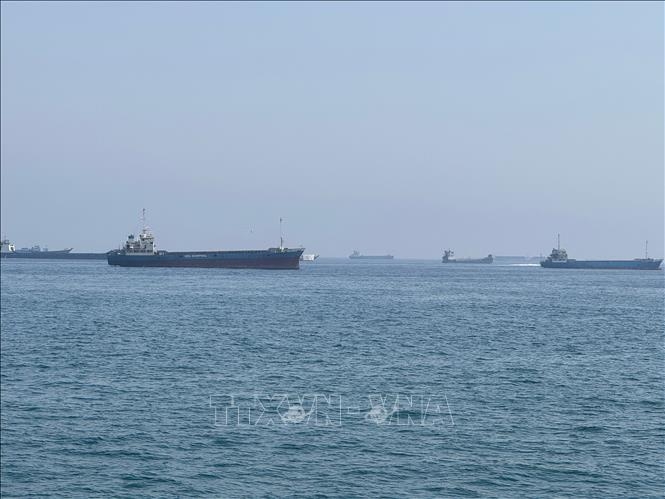 Tàu thuyền di chuyển qua eo biển Hormuz. Ảnh: THX/TTXVN