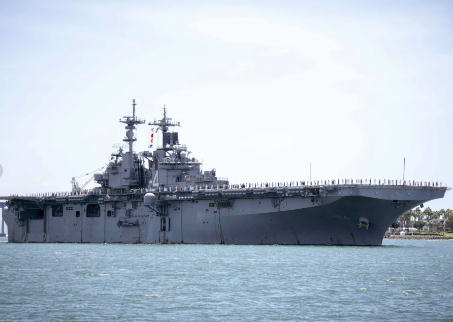 Tàu đổ bộ USS Boxer của Mỹ. Ảnh: AP