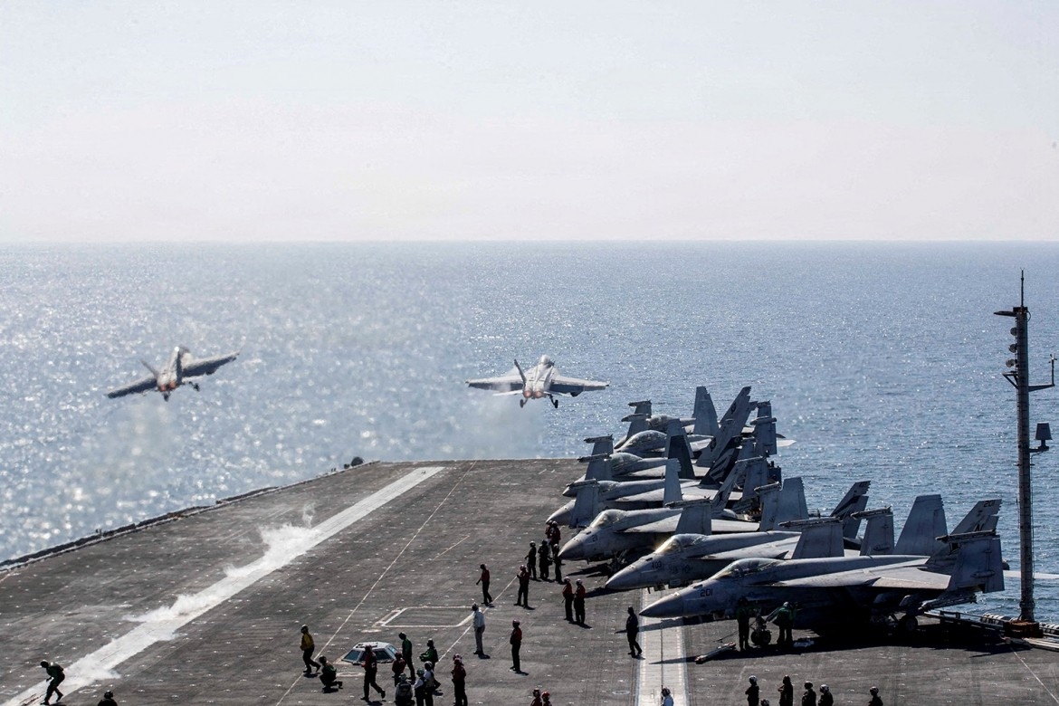 Hai tiêm kích F/A-18 Super Hornet cất cánh từ boong tàu sân bay lớp Nimitz USS Abraham Lincoln của Hải quân Mỹ, hỗ trợ chiến dịch tấn công Iran mang tên Epic Fury, tại một địa điểm không được tiết lộ ngày 3/3/2026. (Ảnh minh họa: Hải quân Mỹ/Reuters)