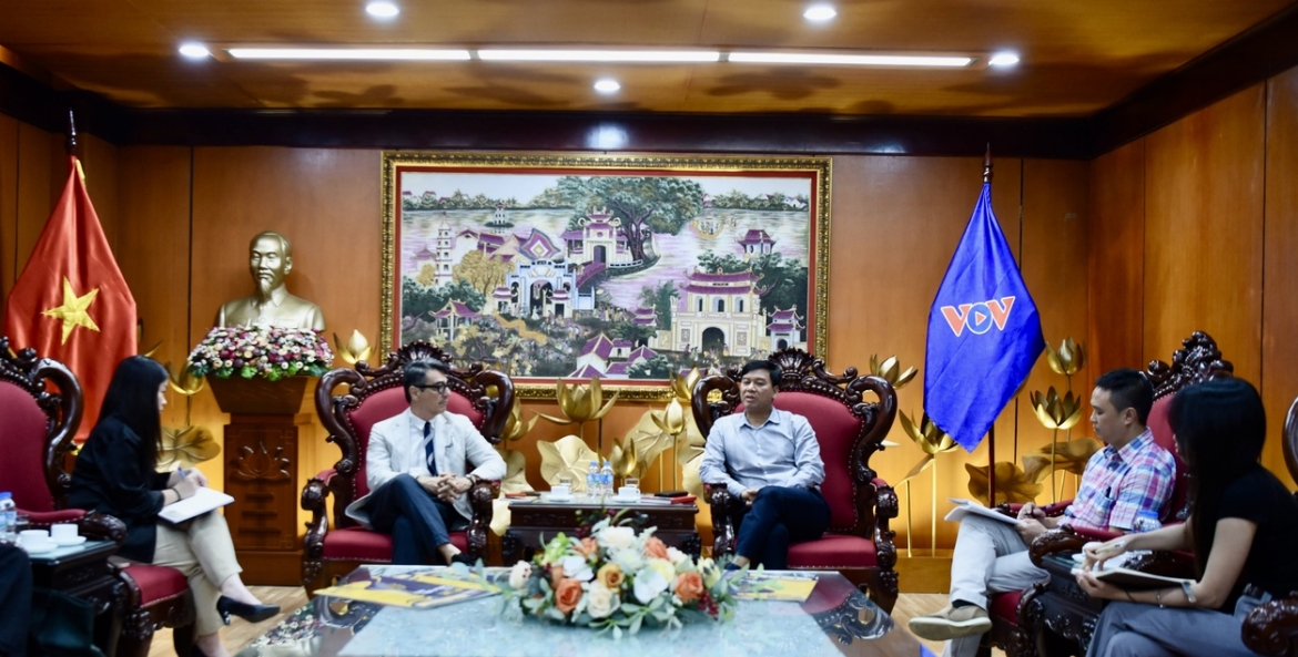 Đoàn đại biểu Đại sứ quán Tây Ban Nha do ông Jordi Llorens Carratalá, Bí thư phụ trách Hành chính, Lãnh sự và Văn hóa làm trưởng đoàn đã đến thăm và chúc mừng VOV.