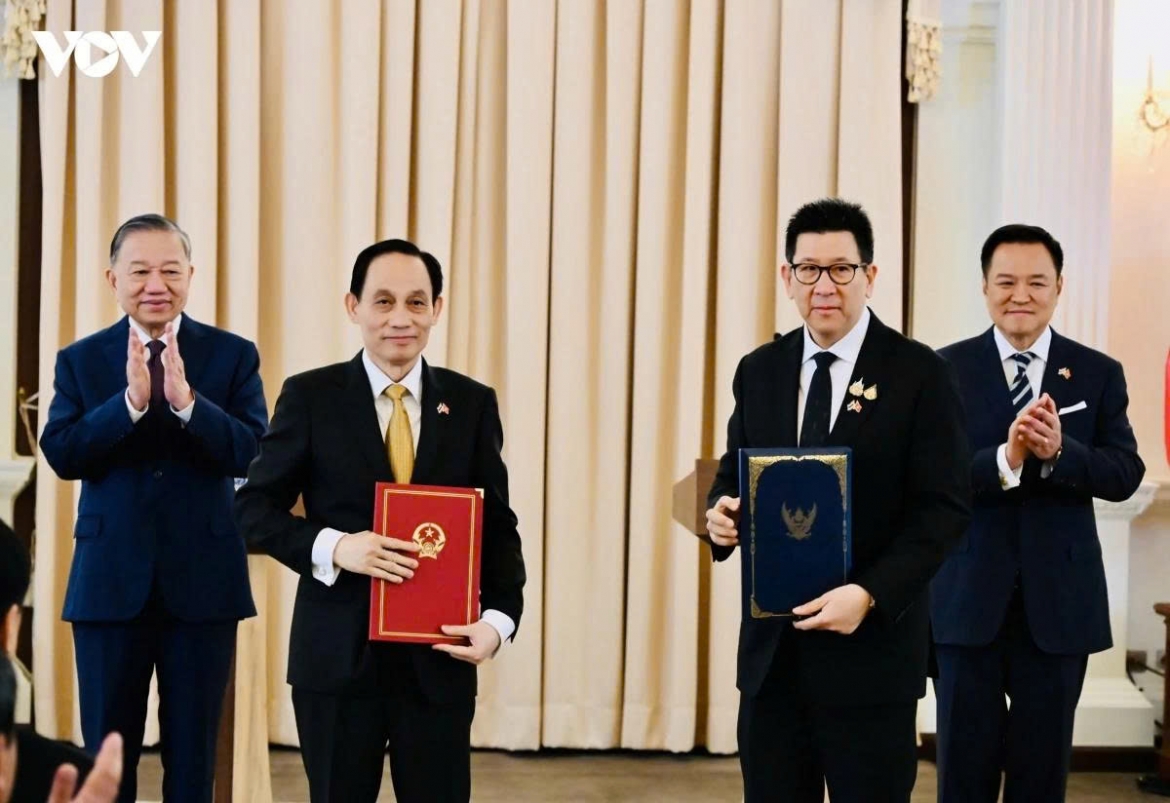Tổng Bí thư, Chủ tịch nước Tô Lâm và Thủ tướng Vương quốc Thái Lan Anutin Charnvirakul chứng kiến trao các văn kiện hợp tác giữa bộ, ngành hai nước.