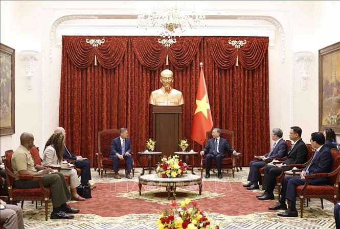 Tổng Bí thư, Chủ tịch nước Tô Lâm tiếp Quyền Bộ trưởng Bộ Hải quân Hoa Kỳ Hùng Cao (Ảnh: Thống Nhất/TTXVN)