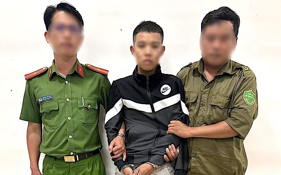 Lực lượng chức năng bắt giữ Đỗ Văn Tĩnh.
