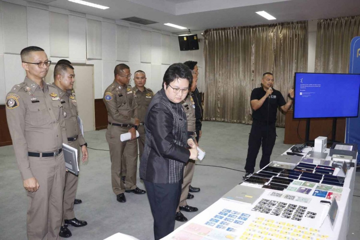 Thứ trưởng Bộ Kinh tế và Xã hội số Thái Lan (DES) Nan Boonthida Somchai kiểm tra các thiết bị bị thu giữ từ các nghi phạm trộm danh tính tại Cục Điều tra Trung ương ở Bangkok. Ảnh: Cảnh sát Thái Lan