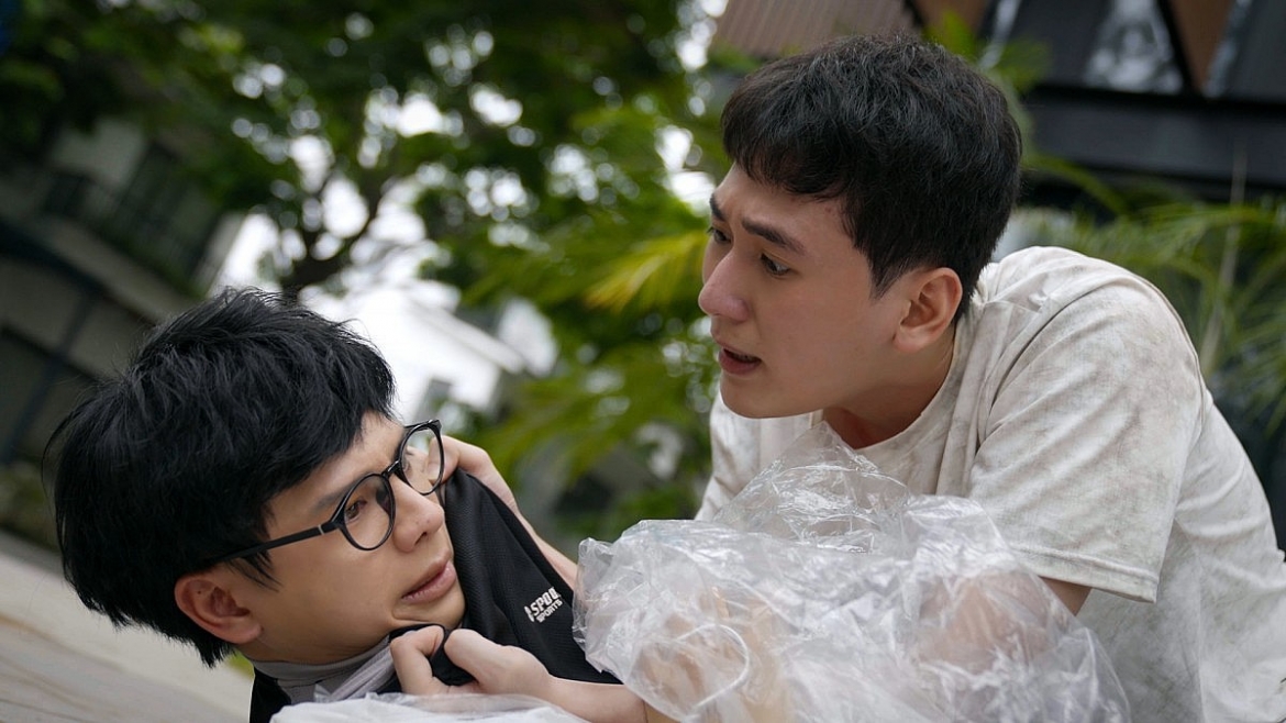 Trong phim, Khuê là một học sinh xuất sắc, được xem là “ngôi sao toán học” của trường. Tuy nhiên, trái ngược với thành tích học tập nổi bật, cậu lại có tính cách khép kín, thiếu tự tin và ít giao tiếp với mọi người xung quanh. Chính điều đó khiến Khuê trở thành mục tiêu của những màn bắt nạt cả ở trường học lẫn trên không gian mạng.