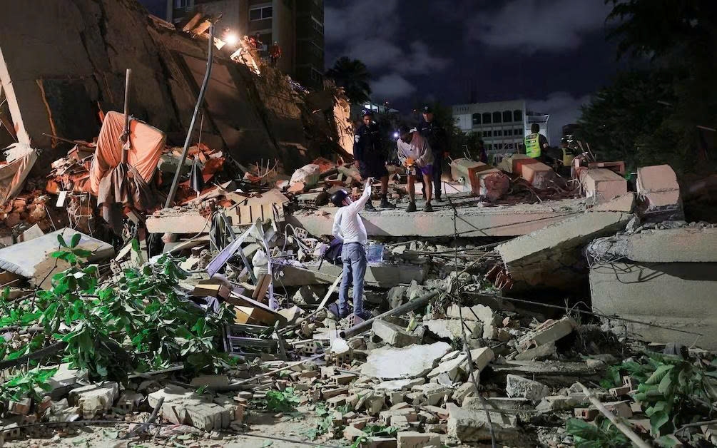 Cứu hộ động đất tại Venezuela. Ảnh: Reuters