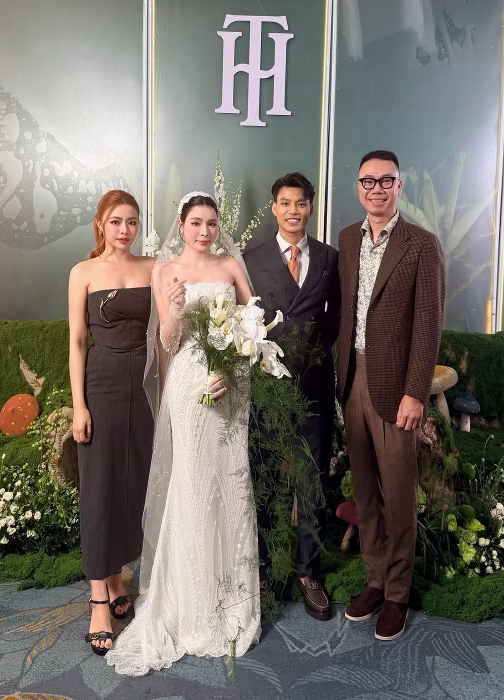 Đám cưới cầu thủ Văn Thanh và cô dâu Bích Hạnh, cô dâu công khai có con gái riêng.