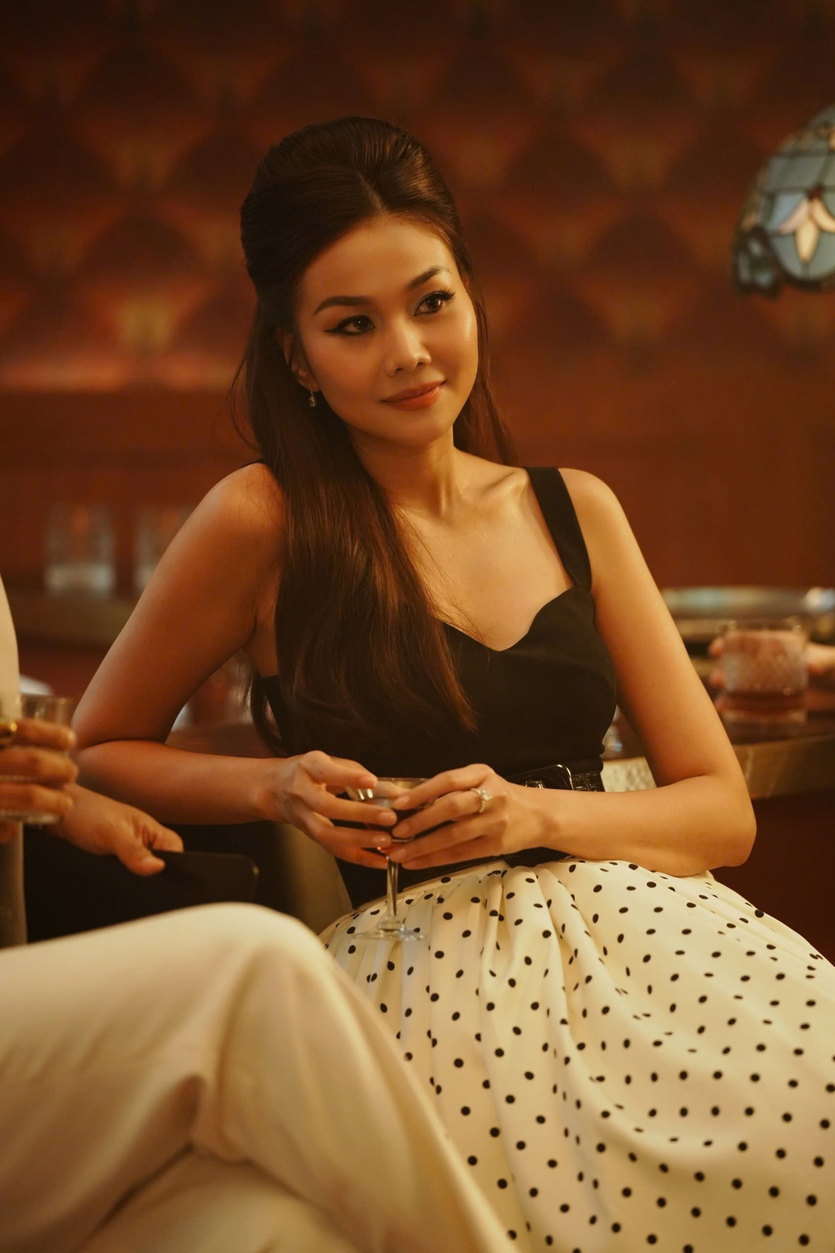 Thanh Hằng trong tạo hình Cầm Thanh với đầm ôm sát, phong cách vũ trường Sài Gòn thập niên 1960