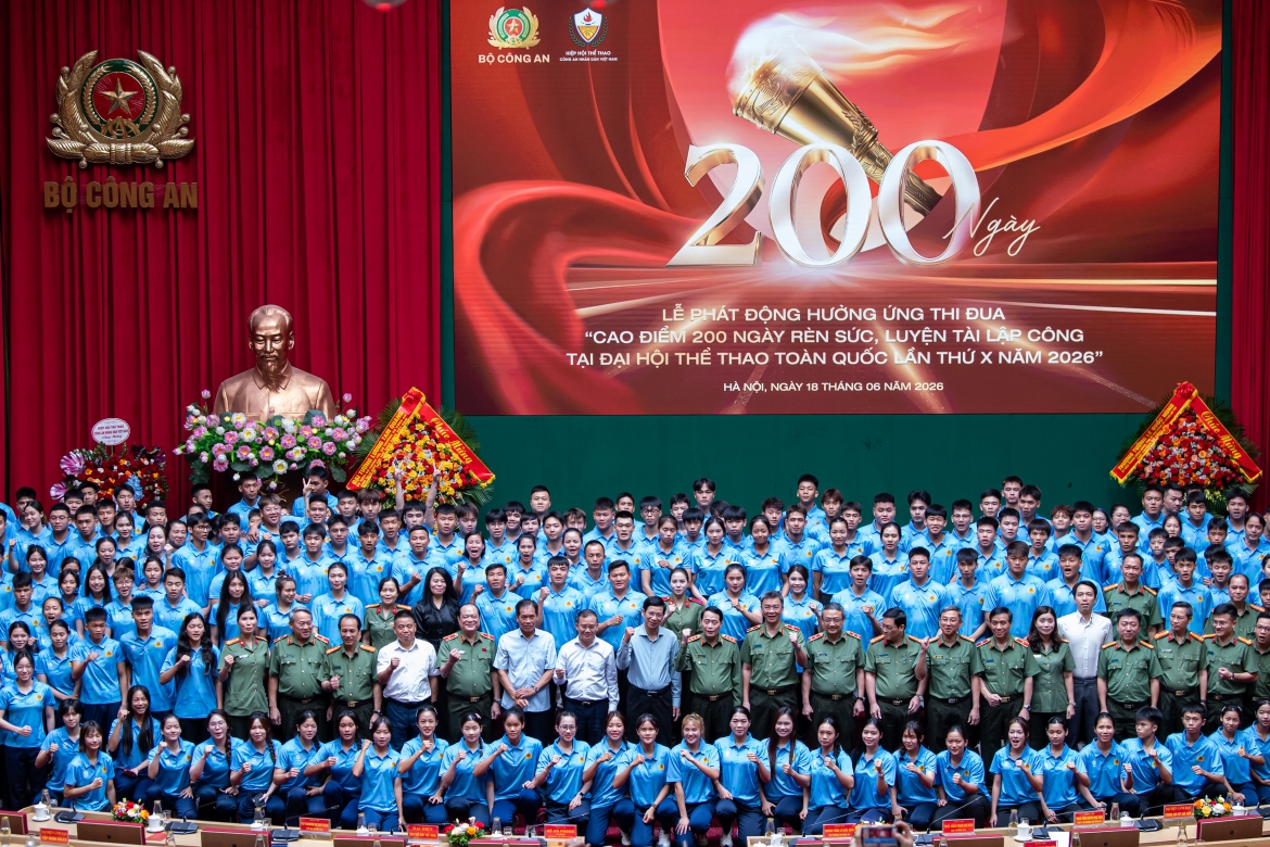 Lãnh đạo Bộ Công an và các đại biểu chụp ảnh lưu niệm cùng các HLV, VĐV thể thao Công an nhân dân