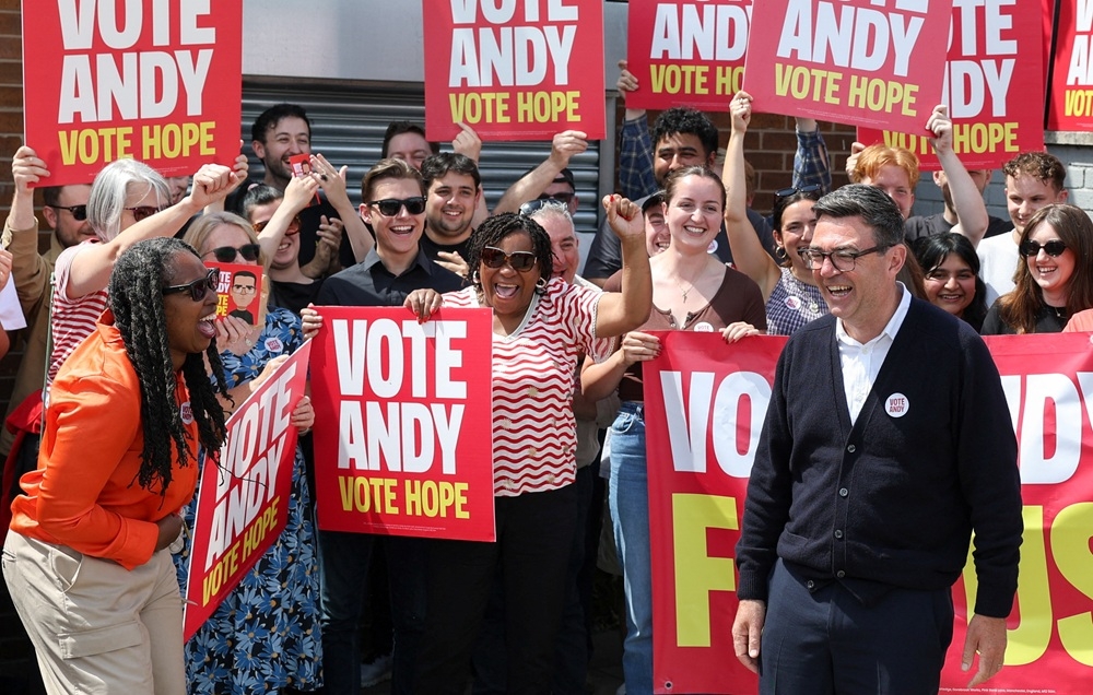 Thị trưởng Greater Manchester và ứng cử viên của đảng Lao động, Andy Burnham, gặp gỡ những người ủng hộ trong cuộc bầu cử bổ sung tại Makerfield, Anh. Ảnh: Reuters