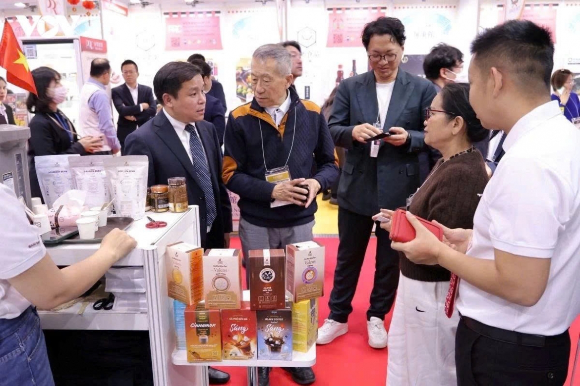 Khách hàng đang tìm hiểu sản phẩm cà phê đạt chứng nhận Halal