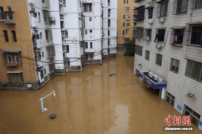 Mưa lớn gây ngập sâu ở Liễu Châu, Quảng Tây ngày 22/6. Ảnh: China News