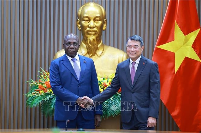 Thủ tướng Lê Minh Hưng tiếp Bộ trưởng Ngoại giao Cộng hòa Angola Téte António. Ảnh: Dương Giang/TTXVN